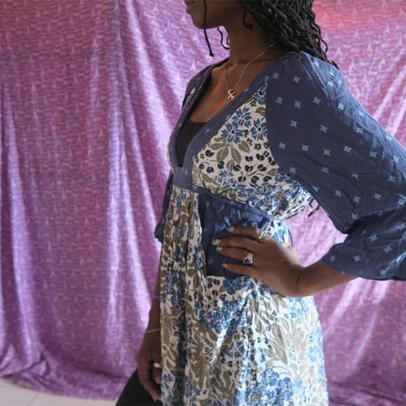 Free People floral deep front pocket v-neck blouse boho in blue, white and olive - Picture 3 of 4